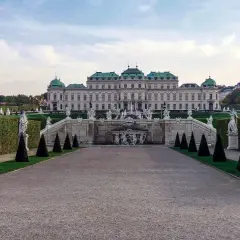 Wiedeń atrakcje za darmo: Pałac Belweder i jego barokowe ogrody ze rzeźbami i fontannami.