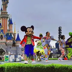 Myszka Miki i przyjaciele na scenie przed zamkiem w Disneylandzie Paryż. Wspaniałe atrakcje i kolorowe stroje.