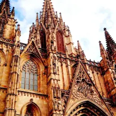 Katedra w Barcelonie, znana jako La Seu, zachwyca gotycką architekturą i strzelistymi wieżami.