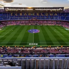 Widok na Camp Nou podczas zwiedzania. Piękny stadion FC Barcelony z widocznymi trybunami i murawą.