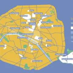 Mapa Paryża z zaznaczonymi strefami ograniczeń ruchu samochodowego i legendą.