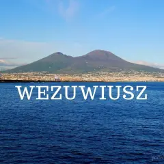 Widok na Wezuwiusz z morza. Planujesz wycieczkę? Sprawdź wezuwiusz bilety i odkryj Neapol!