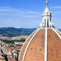 Widok na kopułę katedry Santa Maria del Fiore we Florencji. Ciekawostki o budowli i panoramę miasta.