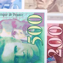 Fragmenty francuskich banknotów: 500 i 200 franków.