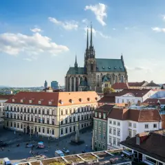 Brno nietypowe atrakcje: Katedra św. Piotra i Pawła góruje nad placem z Muzeum Morawskim i urokliwymi kamienicami.