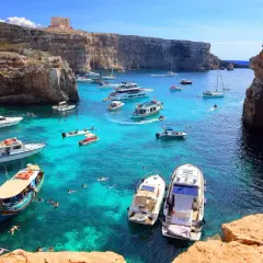 Malta: turkusowa woda, klify i łodzie. Idealne miejsce, by zobaczyć, jakie kraje warto zwiedzić.