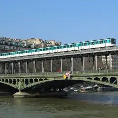 Most Bir-Hakeim w Paryżu z przejeżdżającym metrem nad Sekwaną.