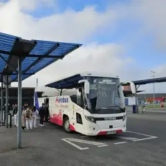 Autobus Aerobus czeka na pasażerów na lotnisku Beauvais. To wygodny transport z lotniska Beauvais do Paryża.