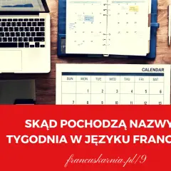Laptop, kalendarz, kubek kawy i zegarek na drewnianym biurku. Na czerwonym tle kobieta z flagą Francji na policzku.