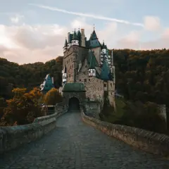 Kamienny most prowadzi do bajkowego zamku Eltz, jednego z najpiękniejszych zamków w Niemczech, otoczonego jesiennym lasem.