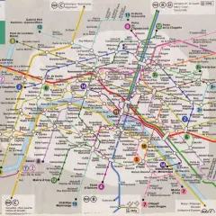 W Paryżu jest 16 linii metra (M) i RER (kolej podmiejska).