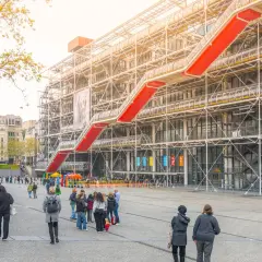 Centrum Pompidou z czerwonymi schodami i ludźmi na placu.
