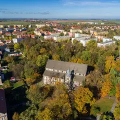 Jesienny widok na kościół Pokoju w Jaworze. Zwiedzanie tego zabytku to wspaniałe przeżycie.