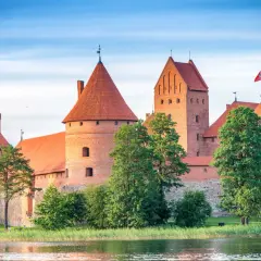 Zamek w Trokach, jedna z najpiękniejszych atrakcji Litwy, wznosi się nad jeziorem.