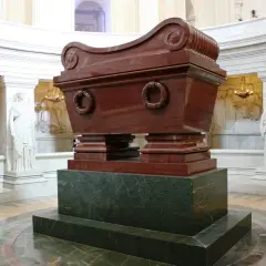 Grobowiec Napoleona w paryskim Invalides. Monumentalny sarkofag z czerwonego porfiru, otoczony rzeźbami.
