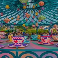 Kolorowa karuzela w kształcie filiżanek w Disneylandzie w Europie, z mnóstwem wiszących lampionów.