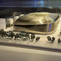 Model stadionu Santiago Bernabéu, idealny na zwiedzanie Santiago Bernabéu. Złota fasada i otoczenie z drzewami.