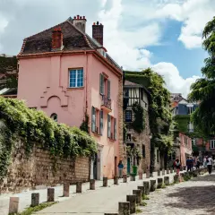 Urocza, zielona uliczka w Paryżu. Czy 18 dzielnica Paryża jest bezpieczna? Wygląda na spokojną, z pięknymi domami i spacerującymi ludźmi.