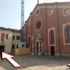 Plac przed kościołem, gdzie można kupić bilety na Ostatnią Wieczerzę. W tle budynek z banerem "Cenacolo Vinciano".