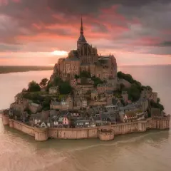 Mont Saint-Michel we Francji o zachodzie słońca.
