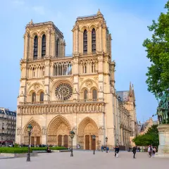 Katedra Notre Dame w Paryżu z placem i pomnikiem w słoneczny dzień.