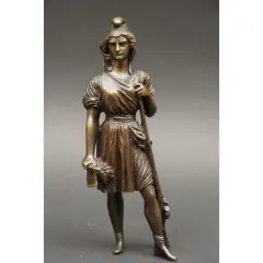 Brązowa figurka przedstawia Mariannę, kobietę symbol Republiki Francuskiej, z wieńcem laurowym i włócznią.