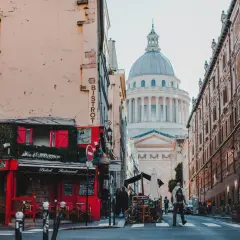 Ulica w Dzielnicy Łacińskiej w Paryżu z Panteonem w tle i czerwoną kawiarnią.
