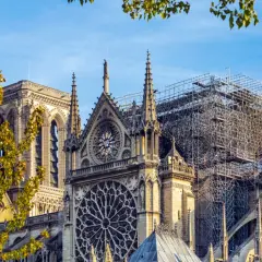 Katedra Notre Dame w Paryżu, symbol religia we Francji, w trakcie odbudowy po pożarze.