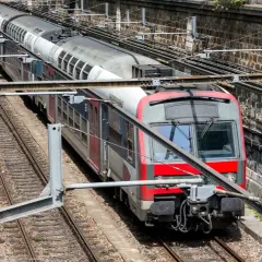 Pociąg RER Paryż na torach, widok z góry.