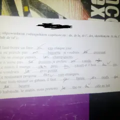 Ćwiczenia z francuskiego, gdzie uzupełniamy rodzajniki. Nauka francuskiego, by móc swobodnie zamawiać croissanty i inne smakołyki, to świetny sposób na rozwijanie pasji.