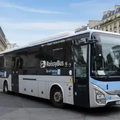 Autobus RoissyBus na ulicy w Paryżu, z widocznymi napisami "RoissyBus" i "Île-de-France".