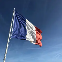 Francuska flaga powiewa na wietrze. Chciałbym móc mówić po francusku, tak jak te czasowniki modalne francuski.