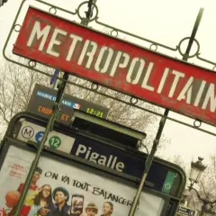 Znak stacji metra "METROPOLITAIN" w Paryżu, z widoczną nazwą stacji "Pigalle" i numerami linii.