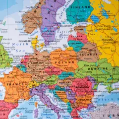 Mapa Europy z zaznaczoną Francją, która graniczy z Hiszpanią, Włochami, Szwajcarią, Niemcami, Luksemburgiem, Belgią i Wielką Brytanią.