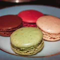 Gdzie kupić makaroniki w Paryżu? Odkryj najlepsze cukiernie!