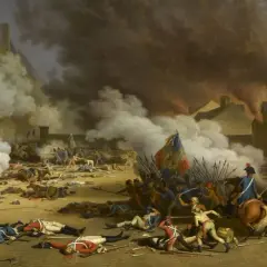 Bitwa z dymem i płomieniami, gdzie leżą polegli żołnierze. W tle widać szturmujący tłum z flagą, symbole rewolucji francuskiej.