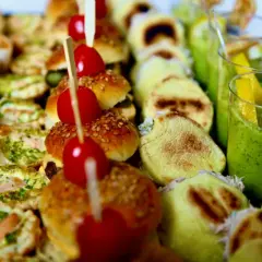 Mini burgery z pomidorkami, tartaletki z łososiem i roladki z warzywami – to idealne przekąski, co warto zjeść w Paryżu.