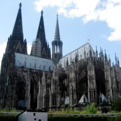 Imponująca katedra w Kolonii, z jej strzelistymi wieżami i bogatą architekturą, skrywa wiele ciekawostek.