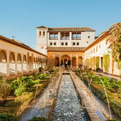 Ogród z fontannami i arkadowymi krużgankami. To piękny widok na Alhambra, gdzie jest raj dla oczu.
