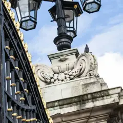 Złota brama i ozdobne lwy przed Pałacem Buckingham. Idealne miejsce na zwiedzanie!