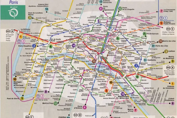 W Paryżu jest 16 linii metra (M) i RER (kolej podmiejska).