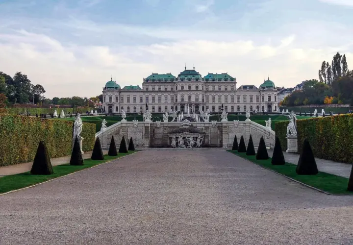Wiedeń atrakcje za darmo: Pałac Belweder i jego barokowe ogrody ze rzeźbami i fontannami.