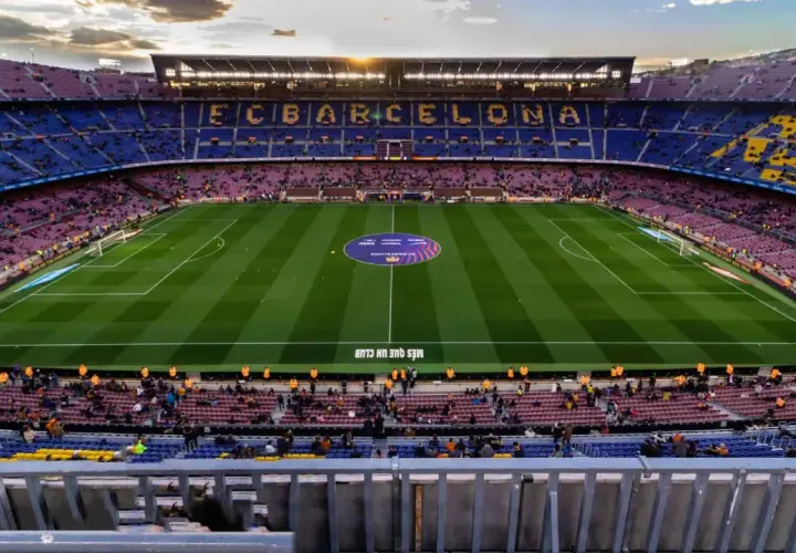 Widok na Camp Nou podczas zwiedzania. Piękny stadion FC Barcelony z widocznymi trybunami i murawą.