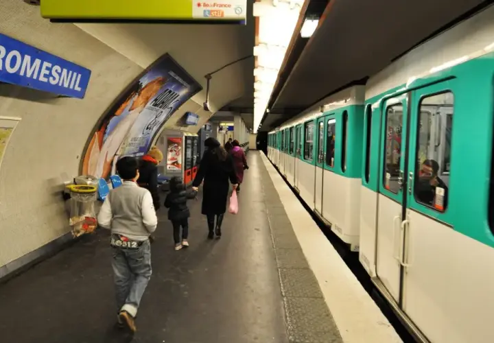 Stacja Miromesnil w Paryżu. Ile miast we Francji ma metro? Paryż ma rozbudowaną sieć metra, a ta stacja to jej część.