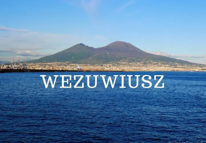 Widok na Wezuwiusz z morza. Planujesz wycieczkę? Sprawdź wezuwiusz bilety i odkryj Neapol!