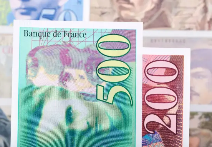 Fragmenty francuskich banknotów: 500 i 200 franków.