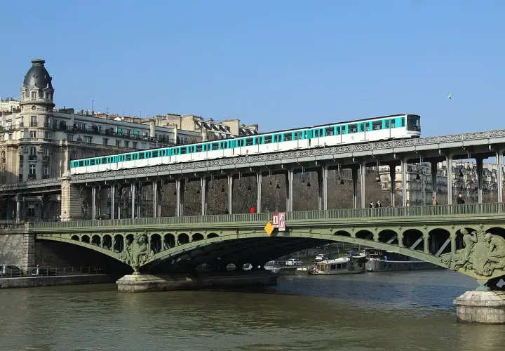 Most Bir-Hakeim w Paryżu z przejeżdżającym metrem nad Sekwaną.