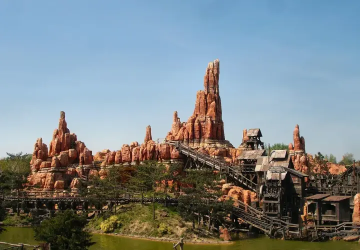 Wielka Góra w Disneylandzie, idealne miejsce na niezapomniane przygody po zakupie biletów.