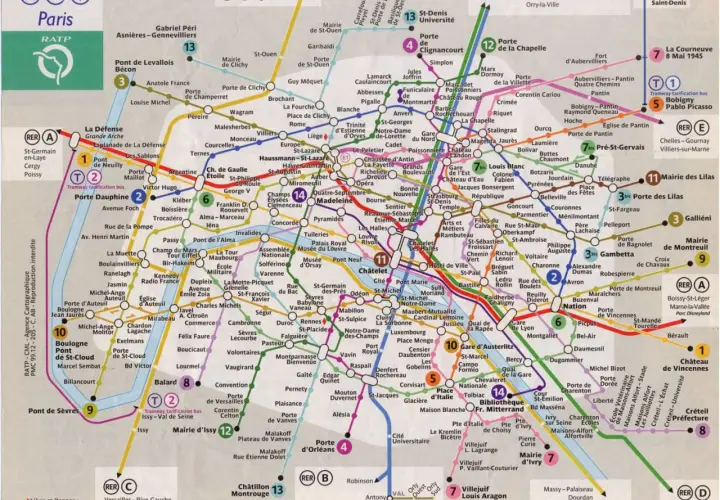 W Paryżu jest 16 linii metra (M) i RER (kolej podmiejska).