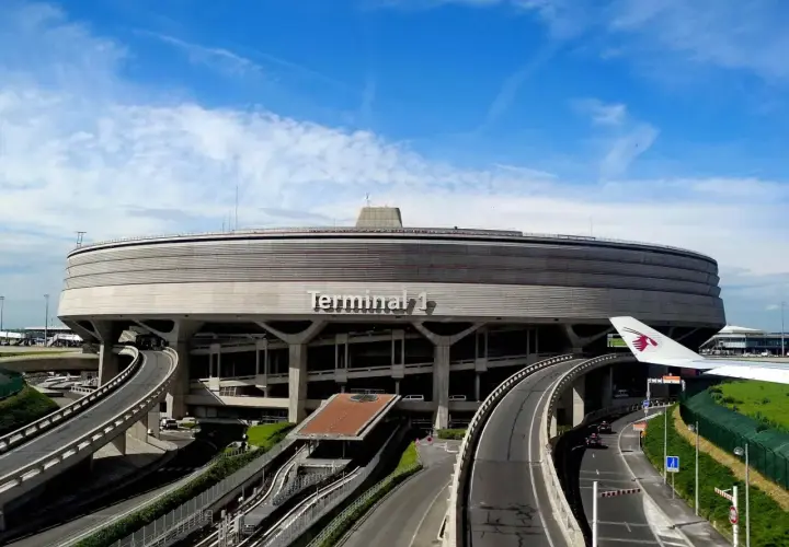 Terminal 1 lotniska Charles de Gaulle w Paryżu z drogami i samolotem.